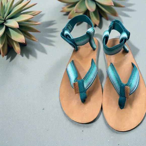 Teva Shoes - Teva Thong Ombre Sandals Teal/Blue Size 7 NWOT adjustable strap